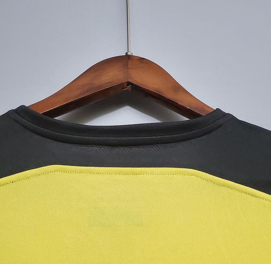 Retro 04/05 Liverpool away Soccer Jersey - Image 3