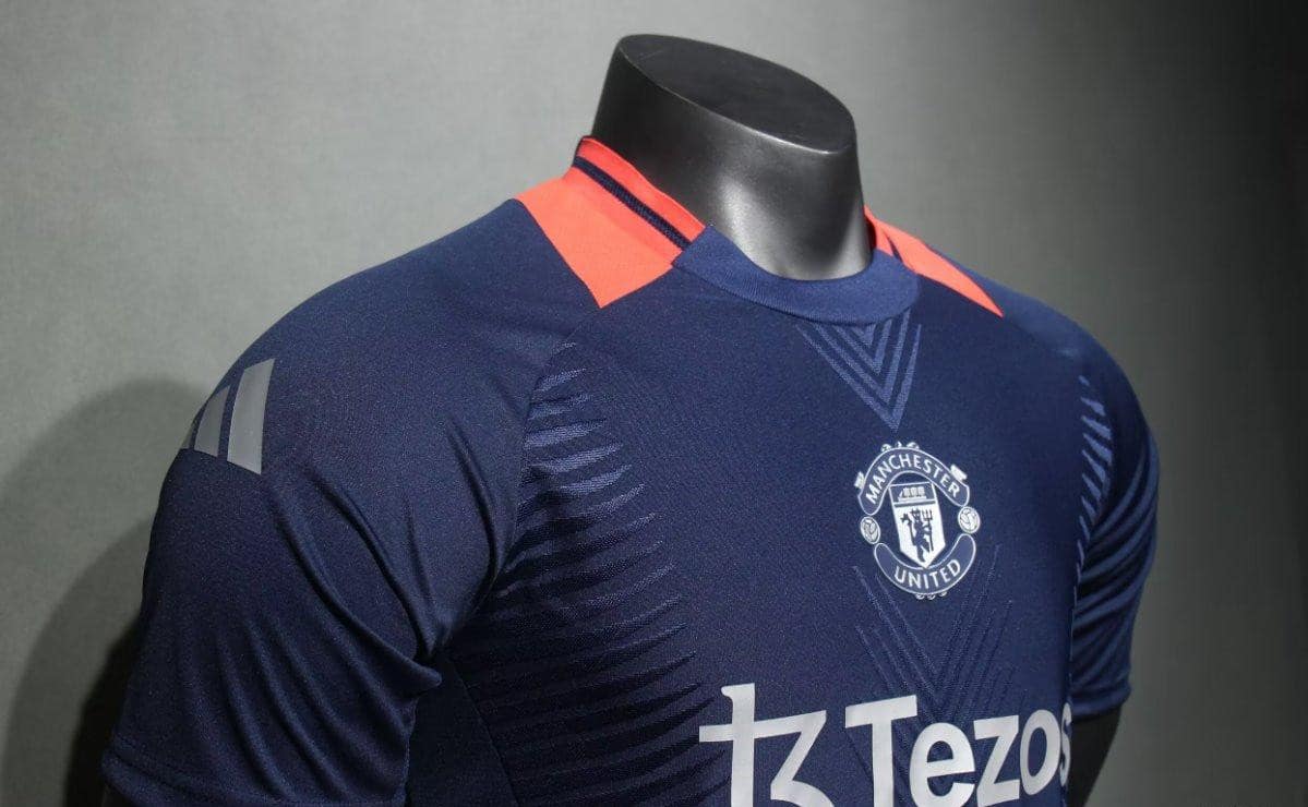 Player Version 24/25 Manchester United Navy Pre-Match Jersey - Image 4