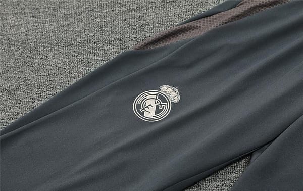 24/25 Real Madrid khaki Half Zipper Jacket+Long Pants - Image 6