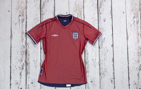 Retro 2002 England Away Reversible (Red/Navy) Soccer Jersey - Image 13