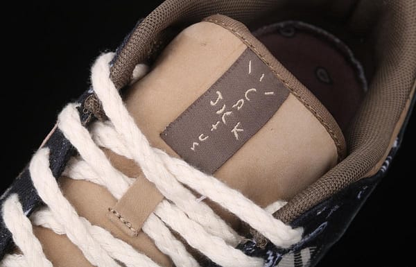 Travis Scott × SB DUNK joint name board shoes cashew fruit CT5053-001 - Image 9