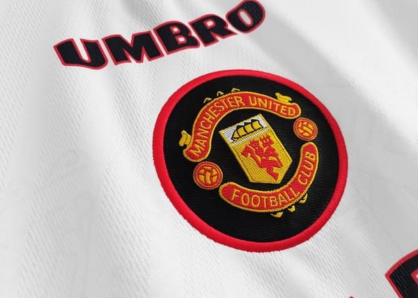 Retro 1996/97 Manchester United Away Soccer Jersey - Image 9