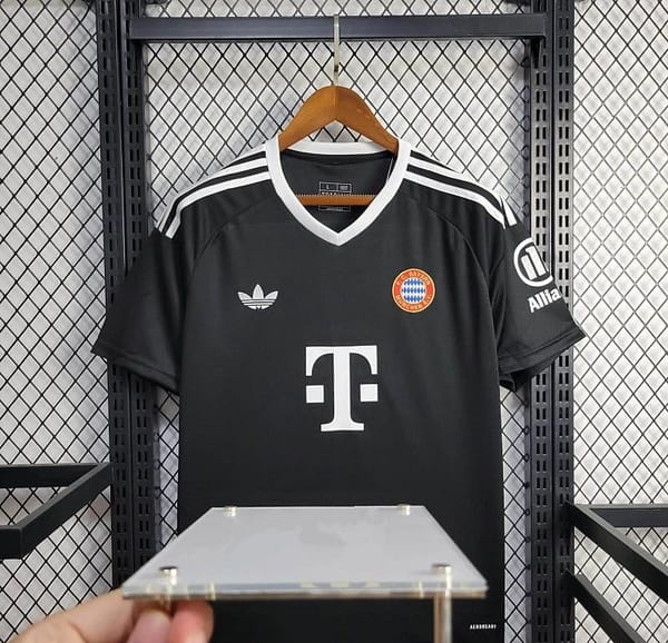 24/25 Bayern Munich Third Black Goalkeeper Jersey - Image 10