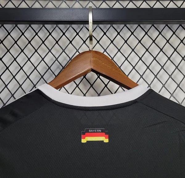 24/25 Bayern Munich Black Goalkeeper Jersey - Image 4