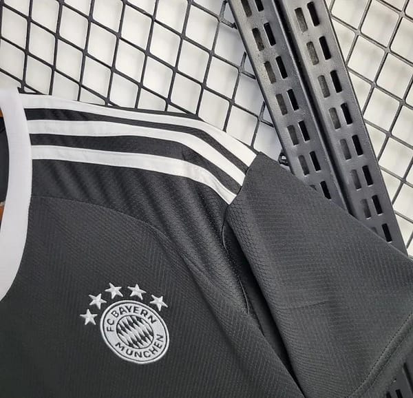 24/25 Bayern Munich Black Goalkeeper Jersey - Image 5