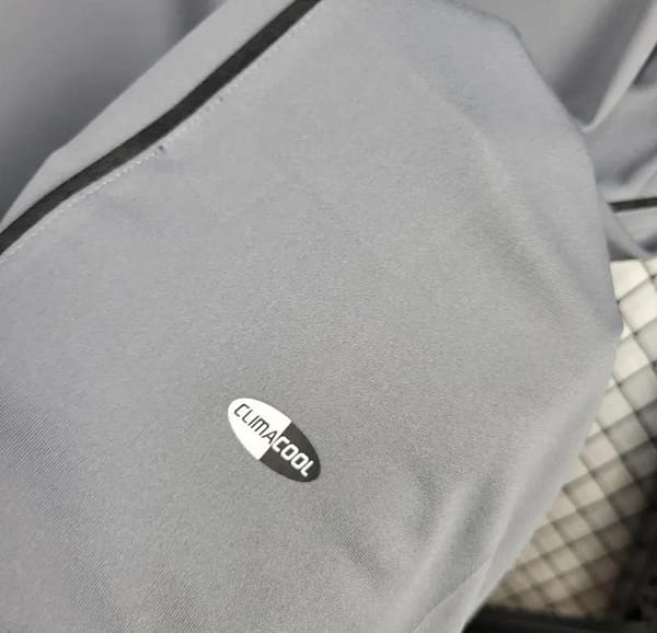 Retro 05/06 Real Madrid Third Grey Jersey - Image 2