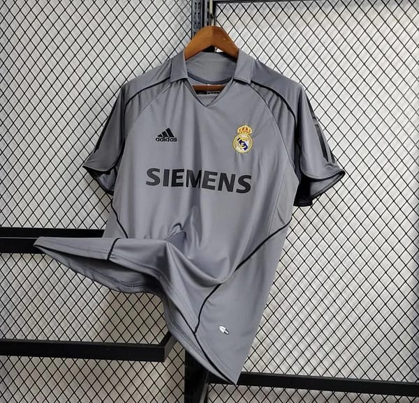 Retro 05/06 Real Madrid Third Grey Jersey - Image 9