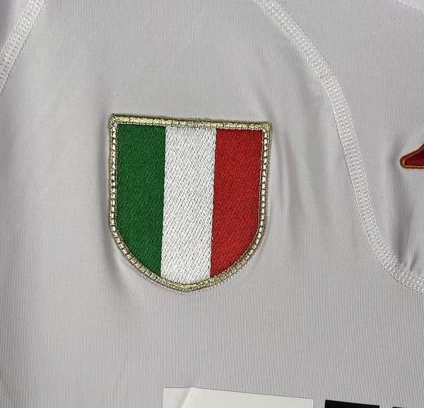 Retro 01/02 Roma Away Jersey - Image 7