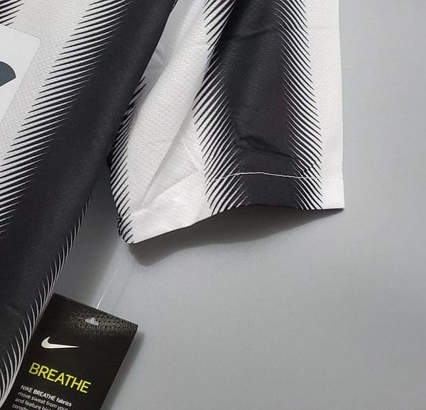 Retro 10/11 Juventus Home Jersey - Image 2