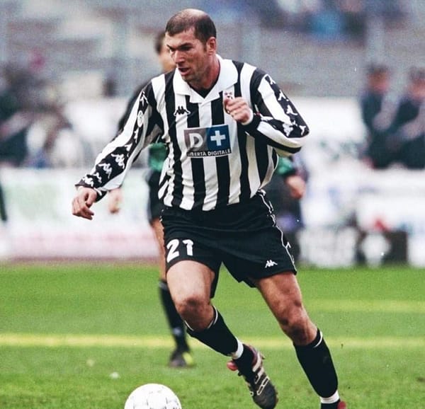 Retro 99/00 Juventus Home Jersey - Image 2