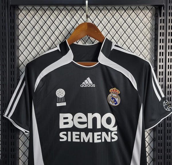 Retro 06-07 Real Madrid Two Guest - Image 5