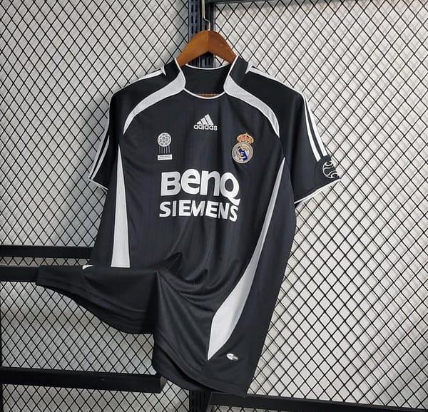 Retro 06-07 Real Madrid Two Guest - Image 9