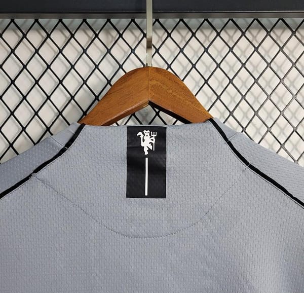 Retro 07-08 Manchester United Gray Goalkeeper Jersey - Image 8