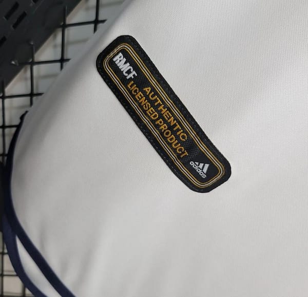 Retro 00-01 Real Madrid Home Jersey - Image 7