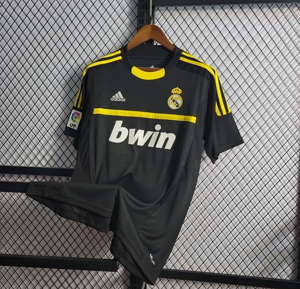 Retro 2011/12 Real Madrid Black Goalkeeper Jersey - Image 2