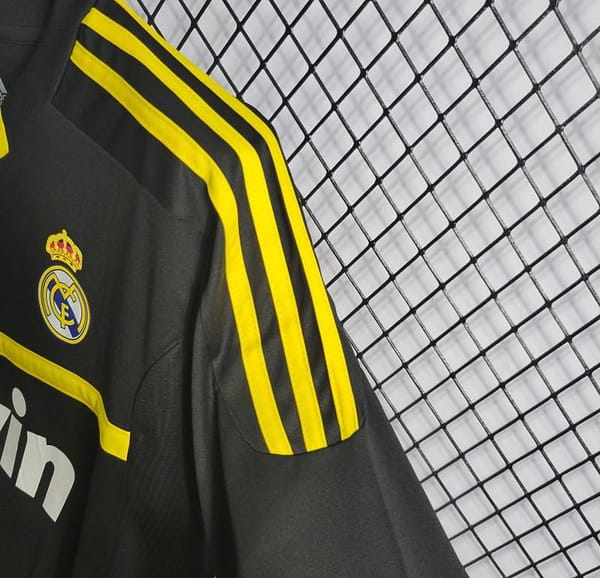 Retro 2011/12 Real Madrid Black Goalkeeper Jersey - Image 9