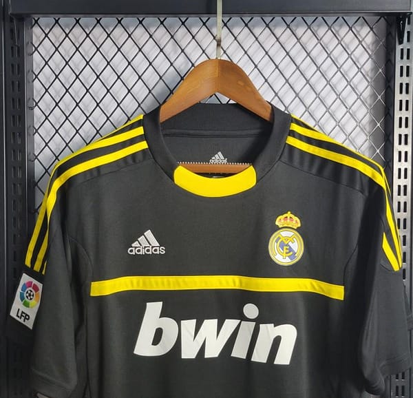 Retro 2011/12 Real Madrid Black Goalkeeper Jersey - Image 11