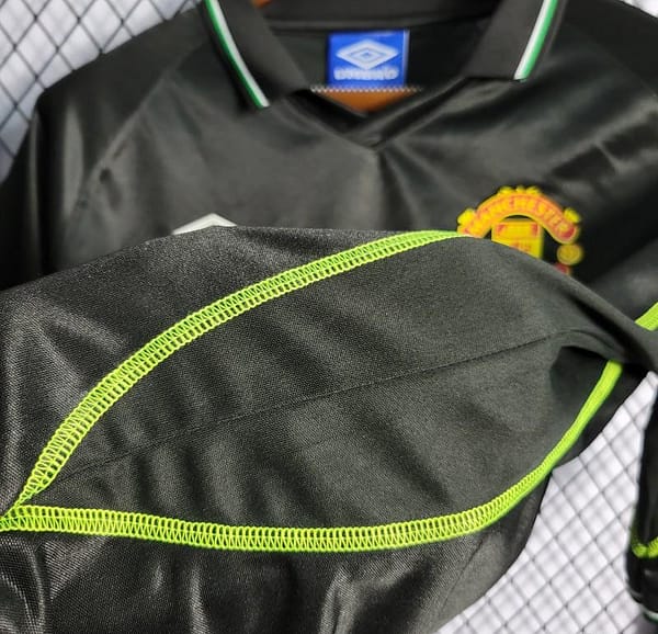 Retro 98/99 Manchester United Black Third Jersey - Image 5