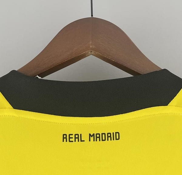 Retro Real Madrid 11/12 Goalkeeper Yellow Jersey - Image 3