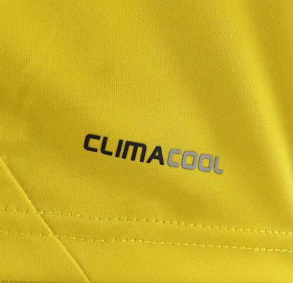 Retro Real Madrid 11/12 Goalkeeper Yellow Jersey - Image 5