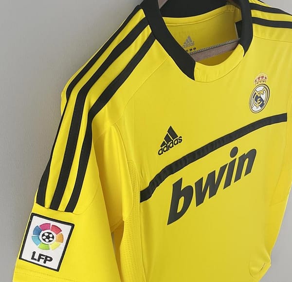Retro Real Madrid 11/12 Goalkeeper Yellow Jersey - Image 7