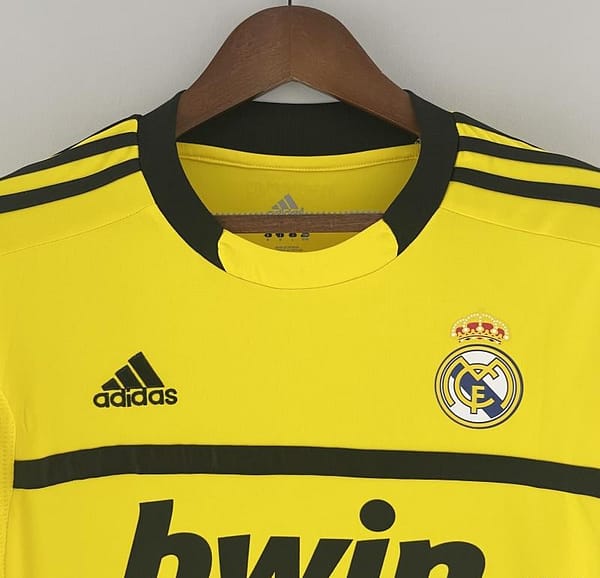 Retro Real Madrid 11/12 Goalkeeper Yellow Jersey - Image 11