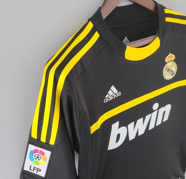 Vintage Real Madrid 11/12 Goalkeeper Black Jersey - Image 7