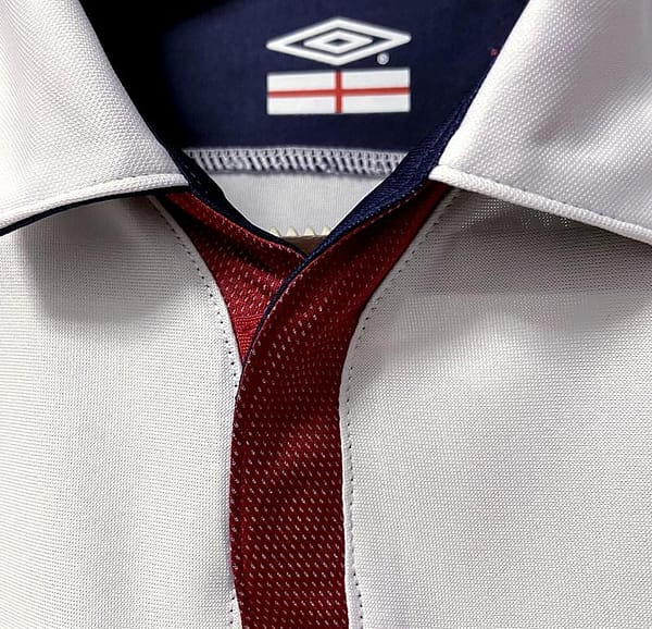 2004 England Home Soccer Jersey - Image 9