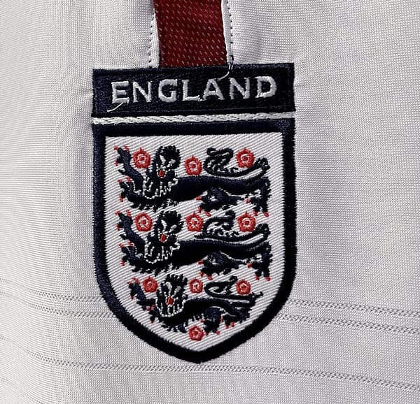 2004 England Home Soccer Jersey - Image 10