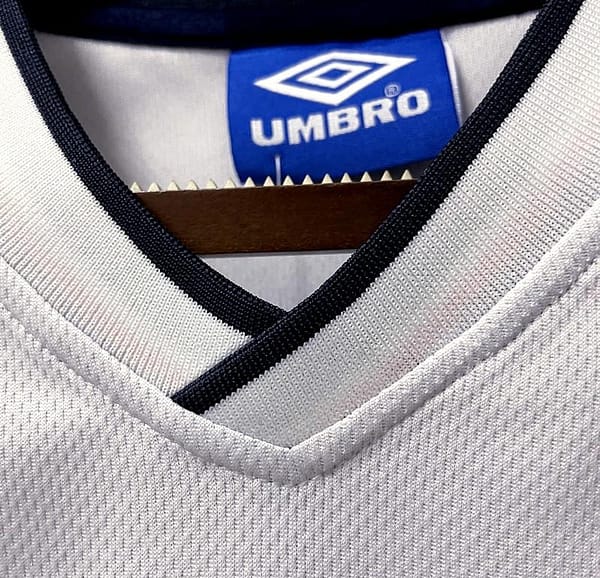Retro 2002 Ireland Away Soccer Jersey - Image 10
