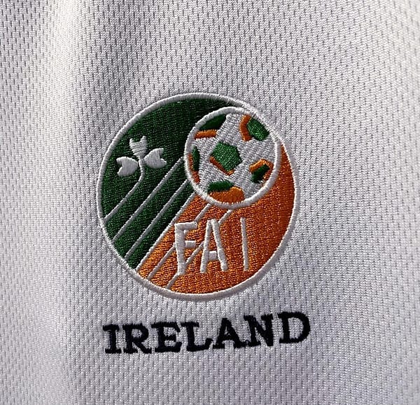 Retro 2002 Ireland Away Soccer Jersey - Image 11