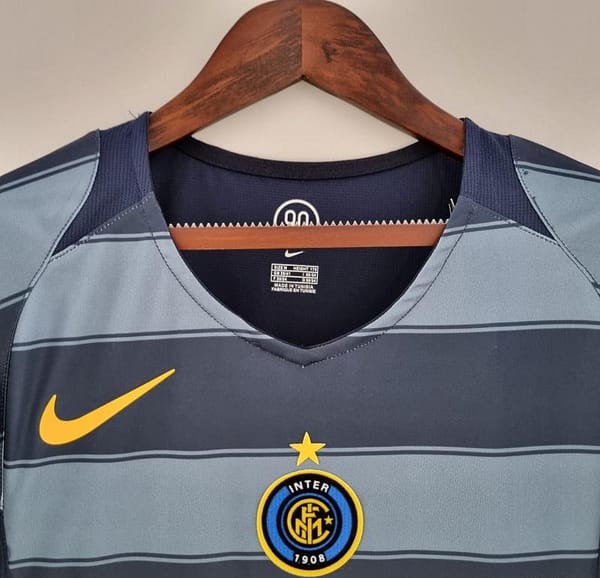 Retro Inter Milan 04/05 Third Away Soccer Jersey - Image 9
