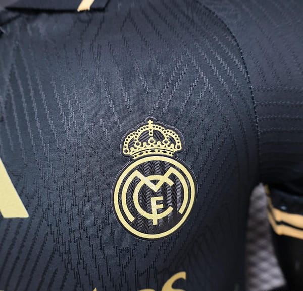 Player Version 24/25 Real Madrid Black/Golden Specail Jersey - Image 6