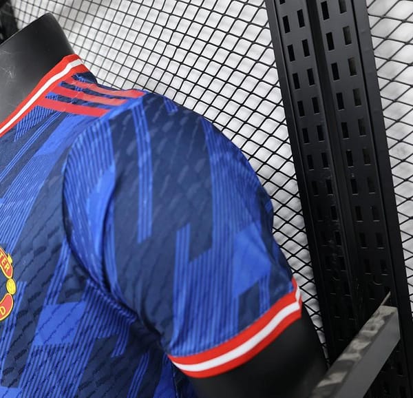 Player Version 25/26 Manchester United Blue Special Jersey - Image 4
