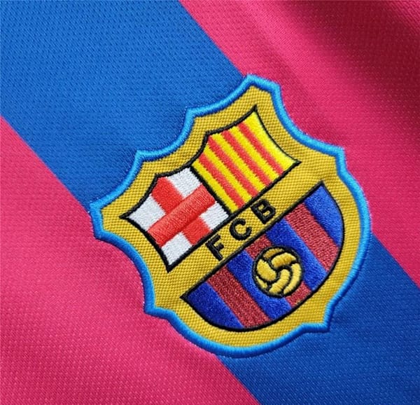 Retro 05/06 Barcelona Home Jersey - Image 4