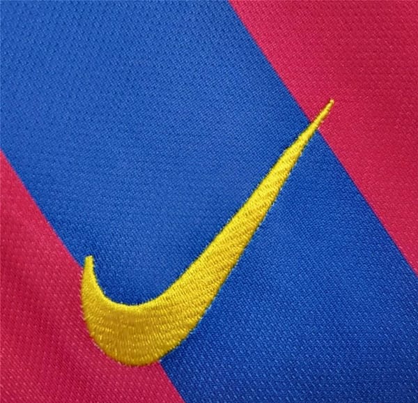 Retro 05/06 Barcelona Home Jersey - Image 6