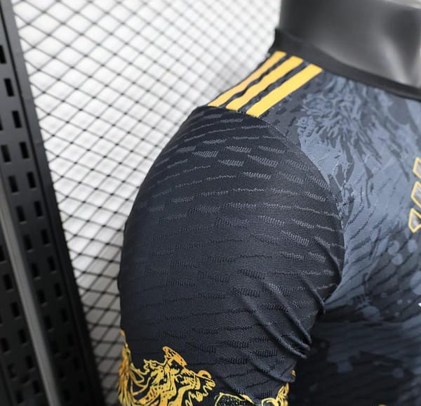Player Version 24/25 Real Madrid Black Jersey With Golden Dragon - Image 6