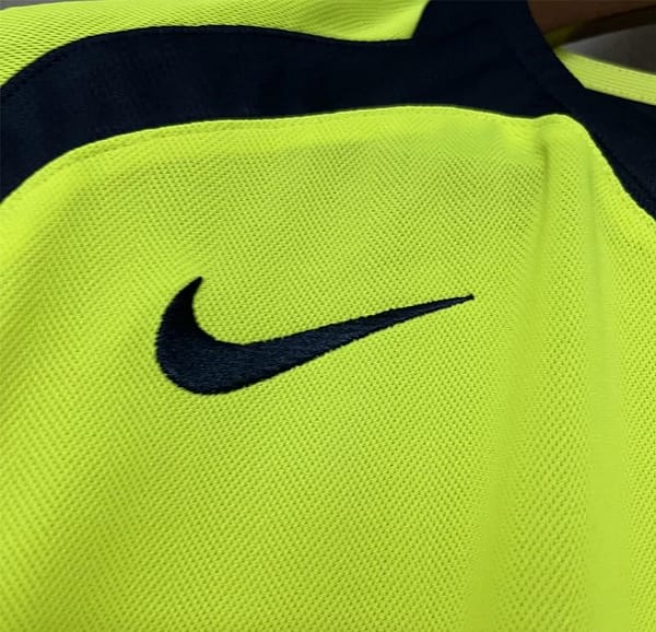 2005/06 Retro Barcelona Away Jersey - Image 5