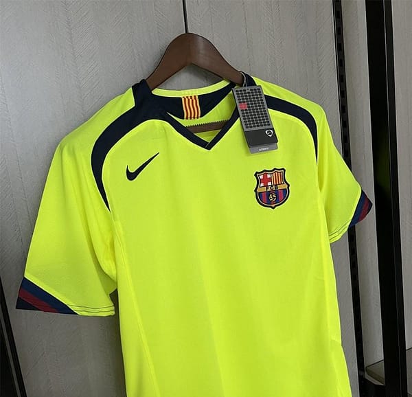 2005/06 Retro Barcelona Away Jersey - Image 6