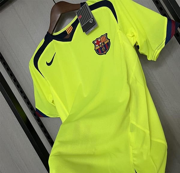 2005/06 Retro Barcelona Away Jersey - Image 7