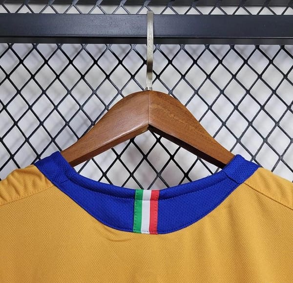 2005/06 Retro Juventus Third Jersey - Image 4