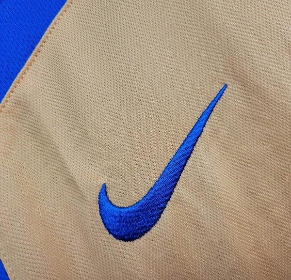 2005/06 Retro Juventus Third Jersey - Image 8