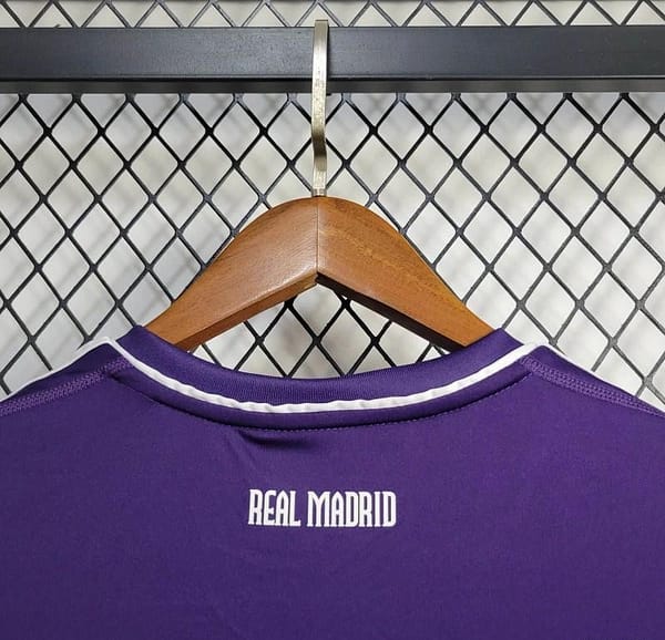10/11 Retro Real Madrid Third Jersey - Image 5