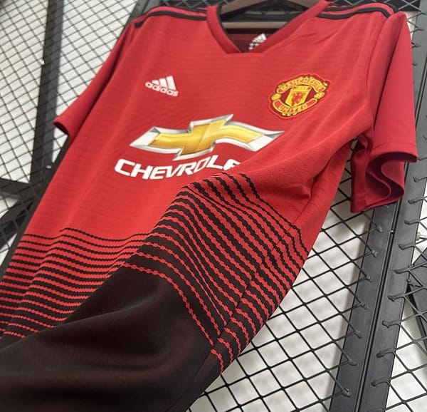18/19 Retro Manchester United Home Jersey - Image 5