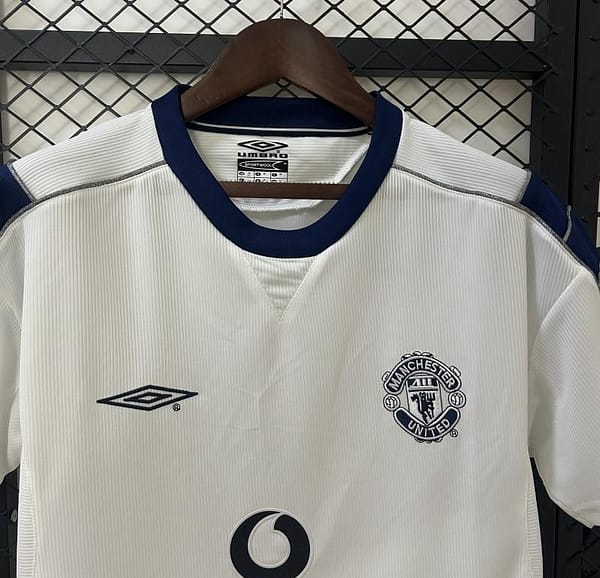 00/01 Retro Manchester United Away Jersey - Image 2
