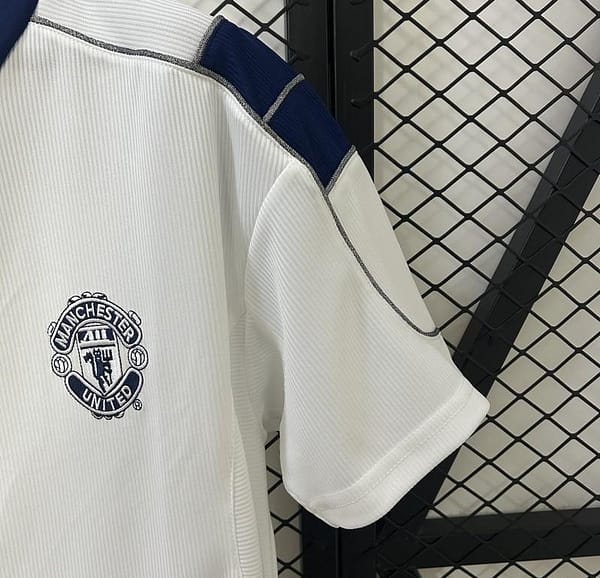 00/01 Retro Manchester United Away Jersey - Image 8