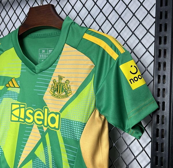 24/25 Kids Newcastle United Goalkeeper Green Jersey - Image 2