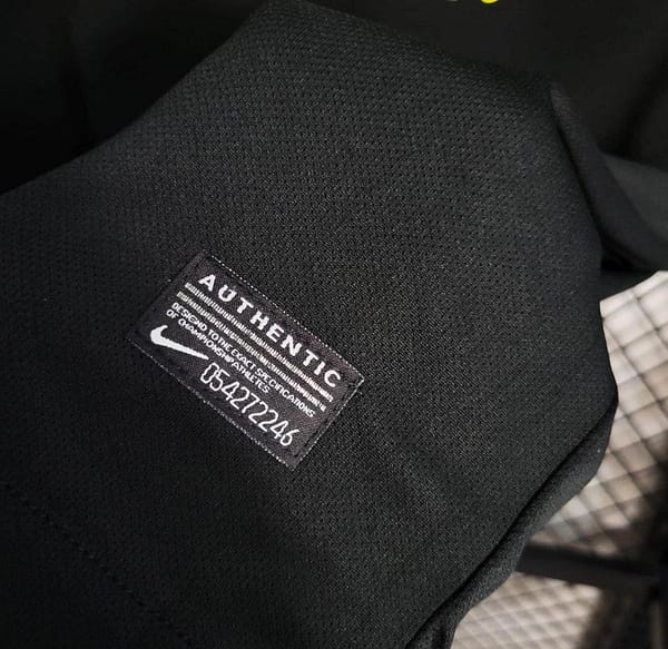 Retro 11/12 Barcelona Black Away Jersey - Image 3