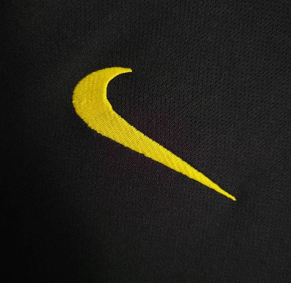 Retro 11/12 Barcelona Black Away Jersey - Image 4