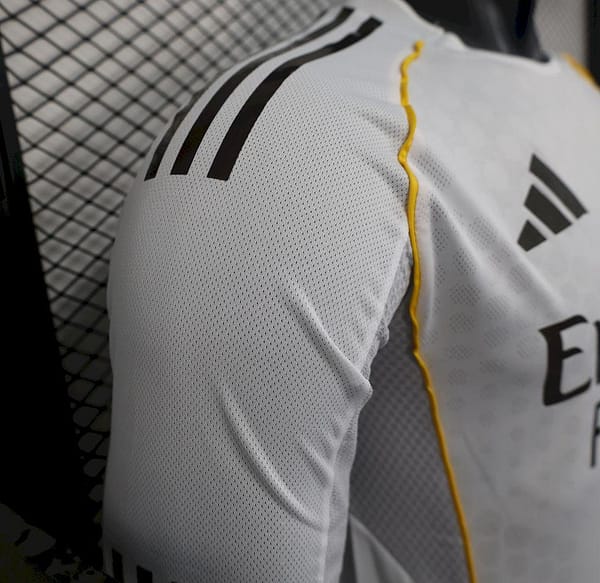 2025/26 Player Version Real Madrid Home Long Sleeves Jersey - Image 4